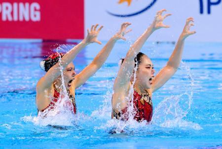 　デュエットＦＲ決勝　演技する小林唄（左）、佐藤友花組＝シンガポール（共同）