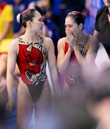 　デュエットＦＲ決勝の演技を終え、引き揚げる小林唄（右）、佐藤友花組＝シンガポール（共同）