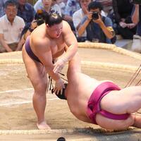 　上手投げで御嶽海を破る草野（左）