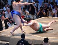 　大の里（左）と一山本の物言いがついた一番（撮影・開出牧）