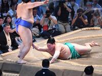 　大の里（左）と一山本の物言いがついた一番（撮影・開出牧）