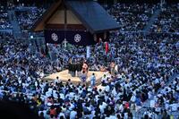 　大の里と一山本の一番で物言いがつき長時間協議する勝負審判（撮影・開出牧）