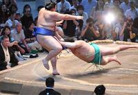 　物言いがついた大の里（左）と一山本の一番（撮影・開出牧）