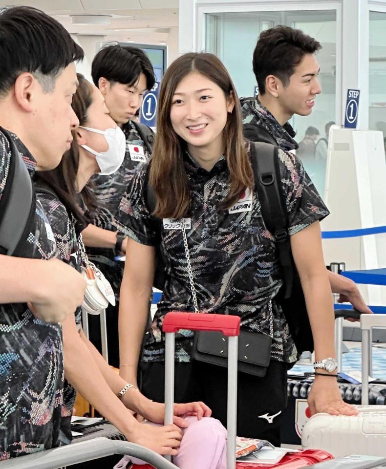 　世界選手権へ出発した池江璃花子（右から２人目）ら日本代表