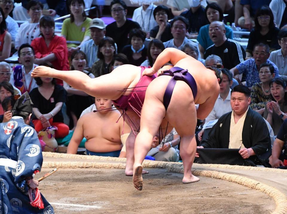 　御嶽海（左）を上手投げで破った草野（撮影・開出牧）