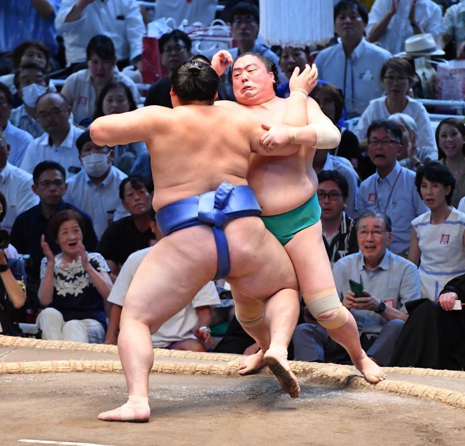 　一山本（後方）を押し出しで下した大の里（撮影・開出牧）