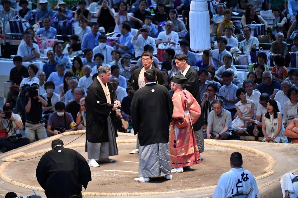 　物言いがついた大の里と一山本の一番を協議する勝負審判（撮影・開出牧）