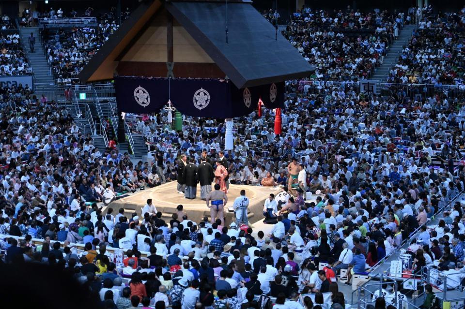 　大の里と一山本の一番で物言いがつき長時間協議する勝負審判（撮影・開出牧）