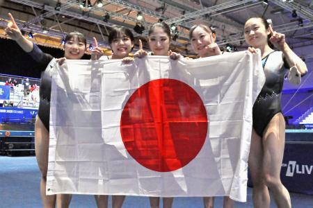 　体操の女子団体総合で優勝した日本＝エッセン（共同）