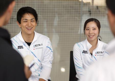 　練習を終え、取材に応じる三浦璃来（右）、木原龍一組＝２４日、オークビル（共同）