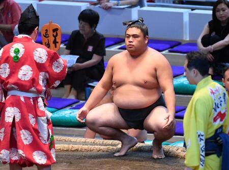 　勝ち名乗りを受ける陽孔丸（撮影・開出牧）