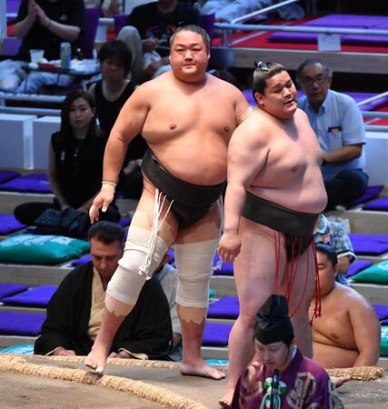 　延原（右手前）を上手出し投げで破った鳩岡（撮影・開出牧）