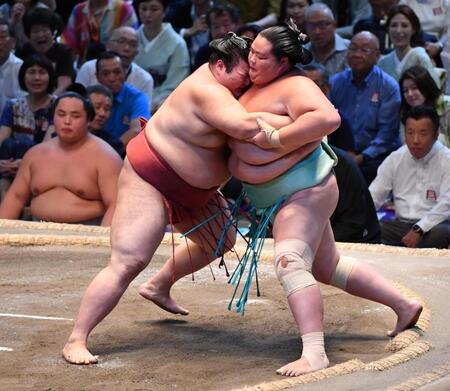 　琴桜（右）を土俵際で攻める熱海富士（撮影・開出牧）