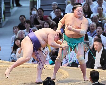 　寄り切りで一山本（右）を下す安青錦