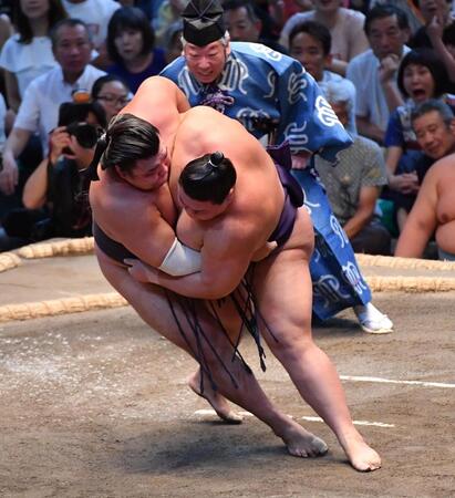 　霧島（左）を外掛けで破った草野（撮影・開出牧）