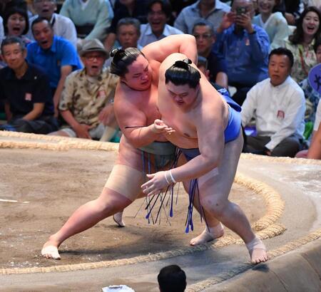 【動画】投げ飛ばされ、土俵下で仰向け大の里 どこか深刻そうな表情一瞬