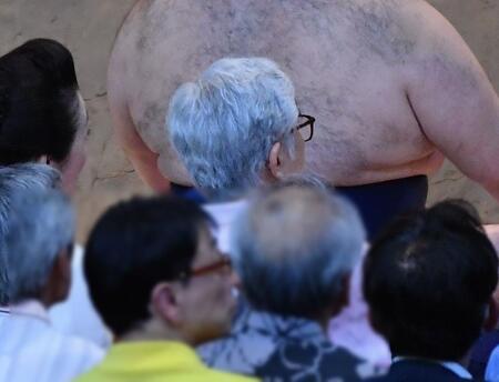 　砂かぶりで大相撲観戦する大村崑（中央）＝撮影・開出牧