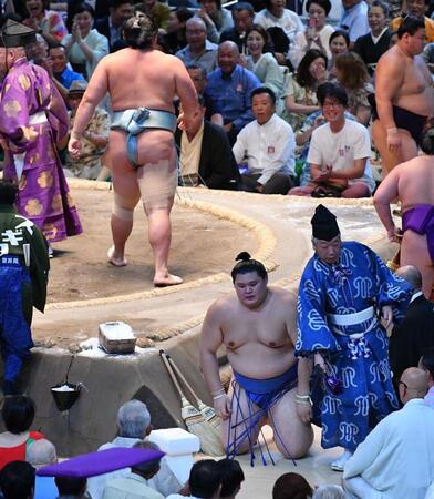 　琴勝峰（後方）に上手投げで敗れ４敗目を喫した大の里（撮影・開出牧）