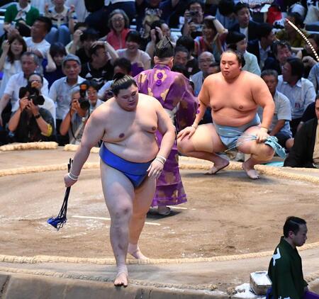 　琴勝峰（右後方）に上手投げで敗れ４敗目を喫した大の里（撮影・開出牧）