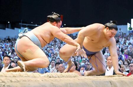 　大の里（右）が上手投げで琴勝峰に敗れる