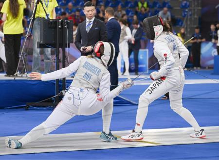 　女子フルーレ個人１回戦でオーストリア選手（左）と対戦する菊池小巻＝トビリシ（共同）