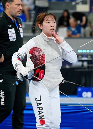 　女子フルーレ個人１回戦で勝利した上野優佳＝トビリシ（共同）