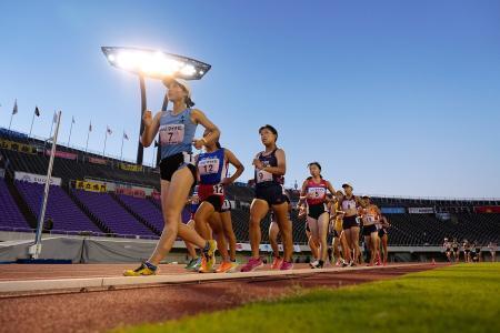 　薄暮のなか行われた女子５０００メートル競歩のタイムレースによる決勝＝２５日、広島市のホットスタッフフィールド広島