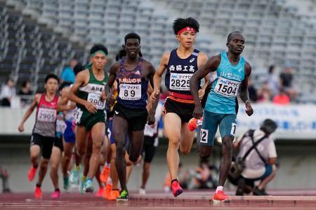 　男子１５００メートルタイム決勝　力走する（右から）山梨学院のフェリックス・ムティアニ、西脇工の新妻遼己＝ホットスタッフフィールド広島