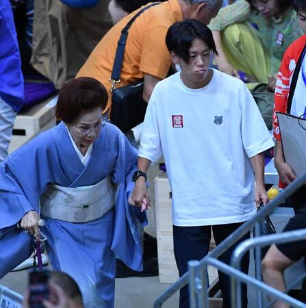 　祖母と大相撲観戦に訪れた神野大地（右）＝撮影・開出牧