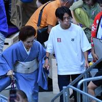 　祖母と大相撲観戦に訪れた神野大地（右）＝撮影・開出牧