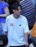 　大相撲観戦に訪れた神野大地（撮影・開出牧）