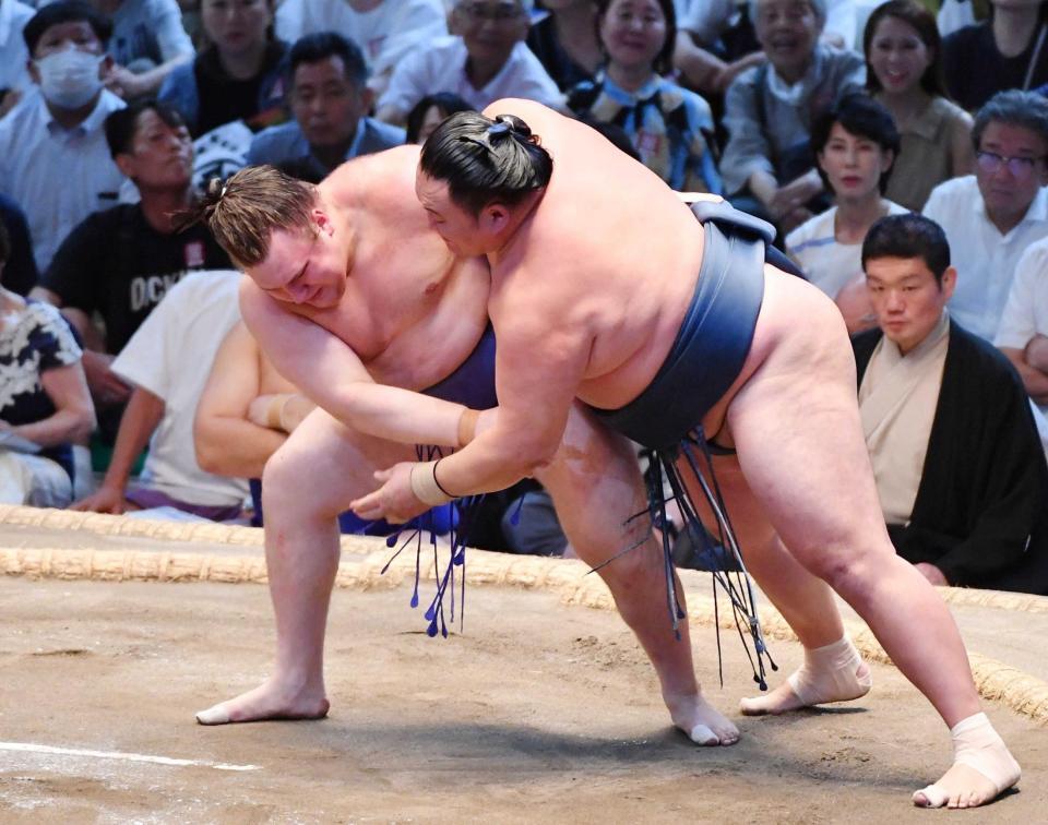 　玉鷲（右）を下手投げで破った安青錦