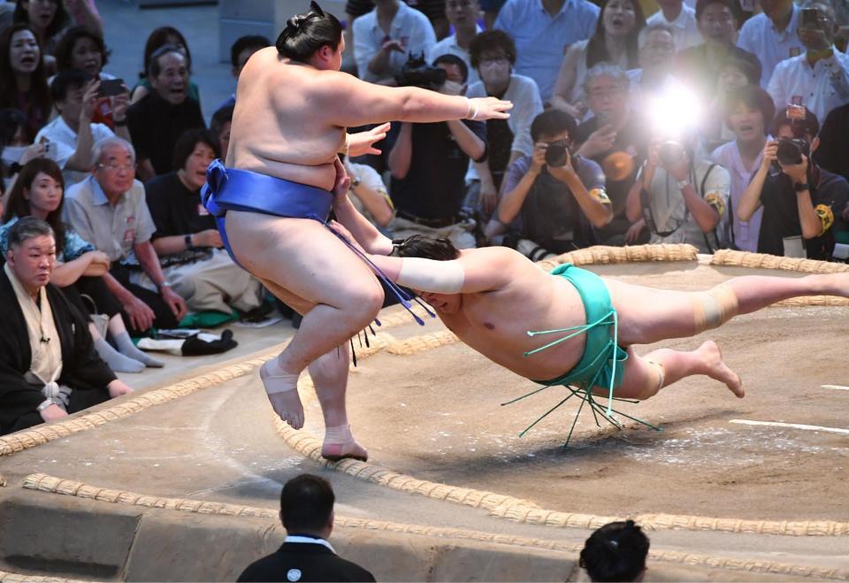 　物言いがついた大の里（左）と一山本の一番（撮影・開出牧）