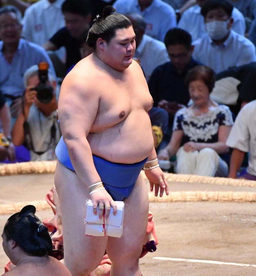 　分厚い懸賞を手に引き揚げる大の里（撮影・開出牧）