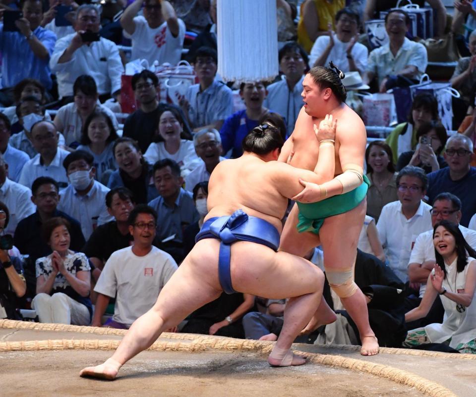 　一山本（右）を押し出しで下す大の里＝２４日