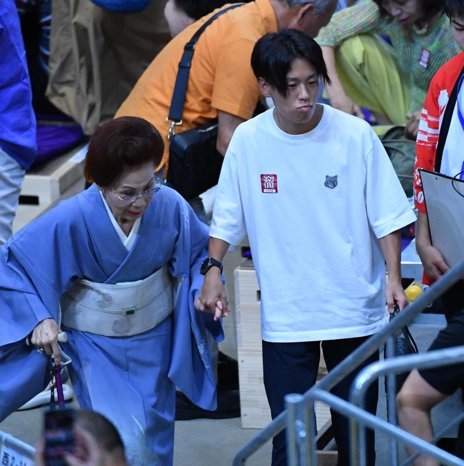 　祖母と大相撲観戦に訪れた神野大地（右）＝撮影・開出牧