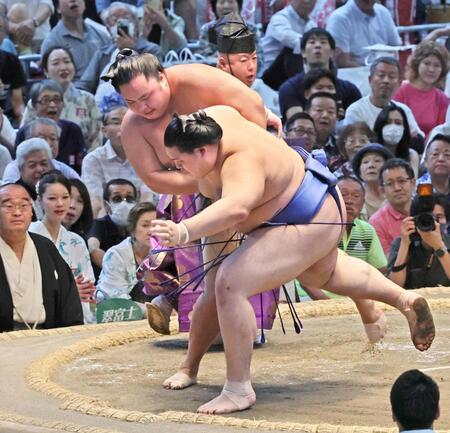 　琴勝峰（奥）が上手投げで大の里を破る