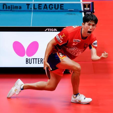 　彩たま戦のシングルスで勝利し、雄たけびを上げる琉球・吉村真晴＝代々木第二体育館