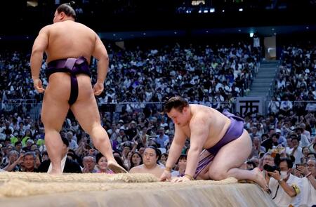 　草野（左）に寄り切りで敗れた安青錦