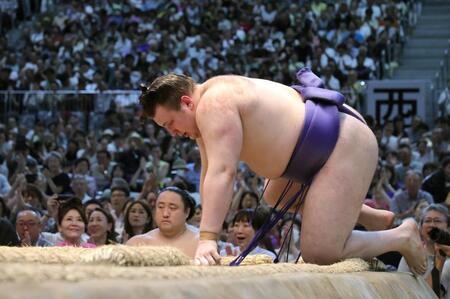 　草野に寄り切りで敗れた安青錦