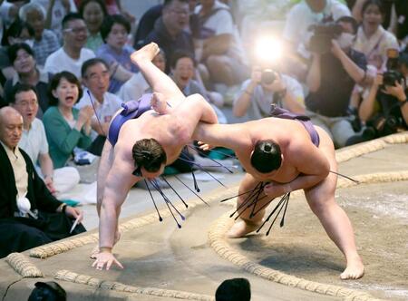 　草野（右）が寄り切りで安青錦を破る