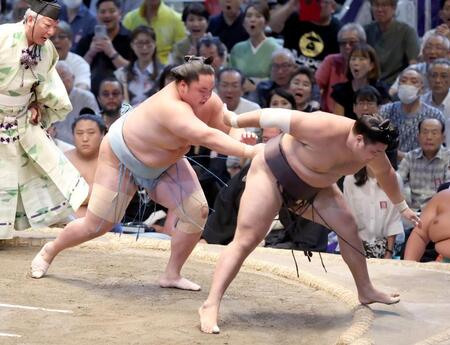 【写真】有名人が連日観戦 熱い視線で見つめる青学大・原晋監督