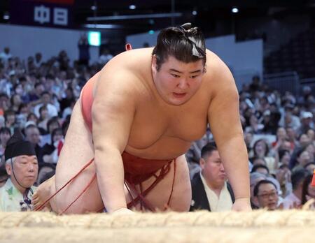 　熱海富士が下手投げで高安に敗れる