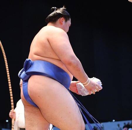 　若隆景を押し出しで破り分厚い懸賞を手に引き揚げる大の里（撮影・開出牧）