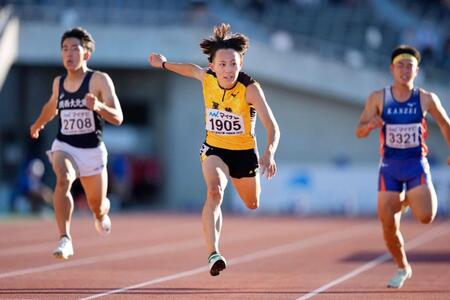 　男子１００メートルで高校新の１０秒００で優勝した星稜・清水空跳（中央）