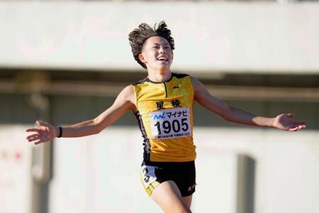 　男子１００メートルのレースを終え、喜ぶ星稜の清水空跳