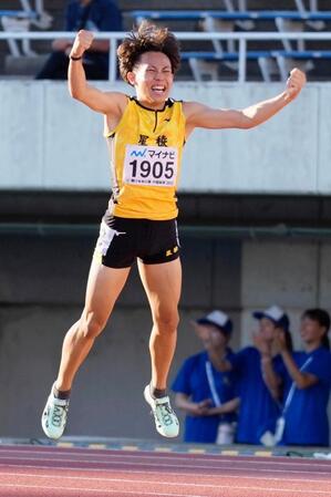 　男子１００メートルのレースを終え、喜ぶ星稜の清水空跳