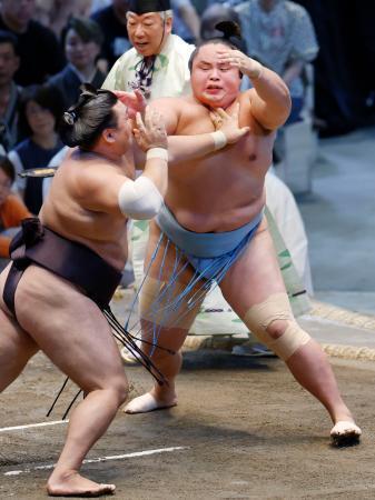　霧島（左）を攻める琴勝峰。上手投げで破る＝ＩＧアリーナ