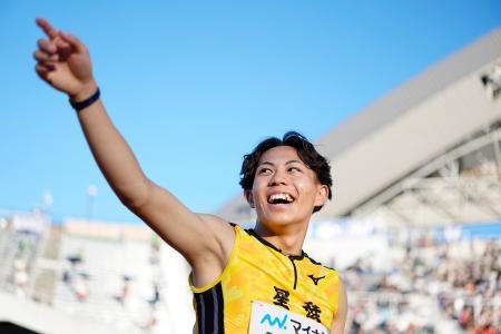　男子１００メートルのレース後、笑顔を見せる星稜の清水空跳。高校新の１０秒００で優勝した＝ホットスタッフフィールド広島