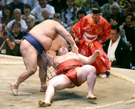　熱海富士（右）が下手投げで高安に敗れる